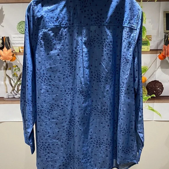 Croft & Barrow Women's Blue Patterned Button Down Shirt. XXL. Ptp is 27. - Picture 4 of 4